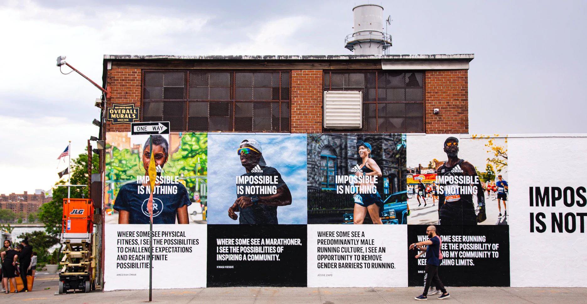 Um outdoor da Adidas com várias imagens que dizem Impossible is Nothing nelas.