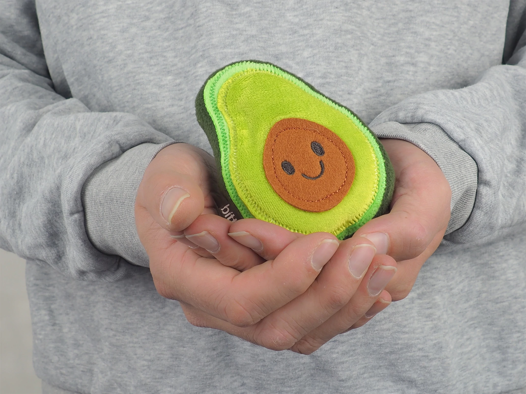 Un peluche a forma di avocado di Bitten Design.