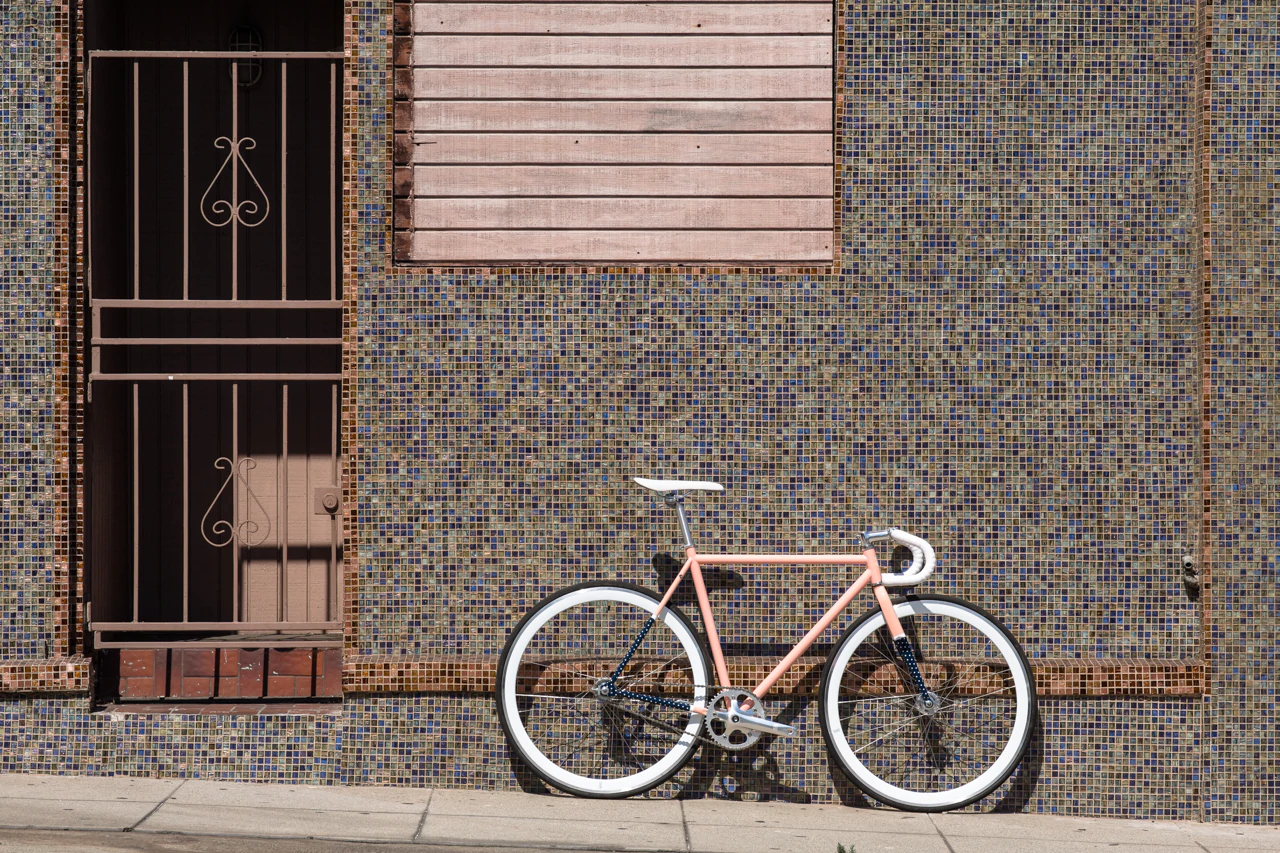 Una bicicleta contra un muro de hormigón de State Bicycle Co.