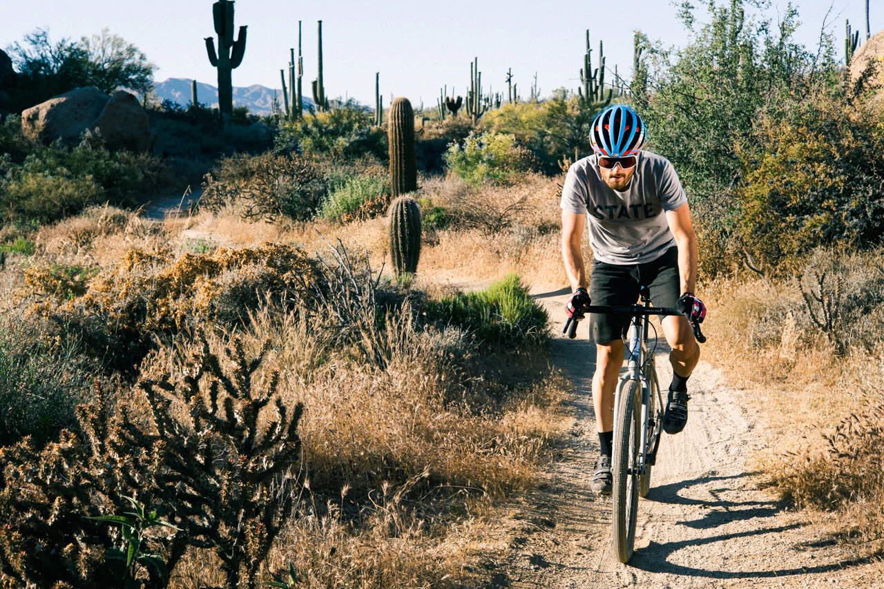 Un ciclista en el desierto.