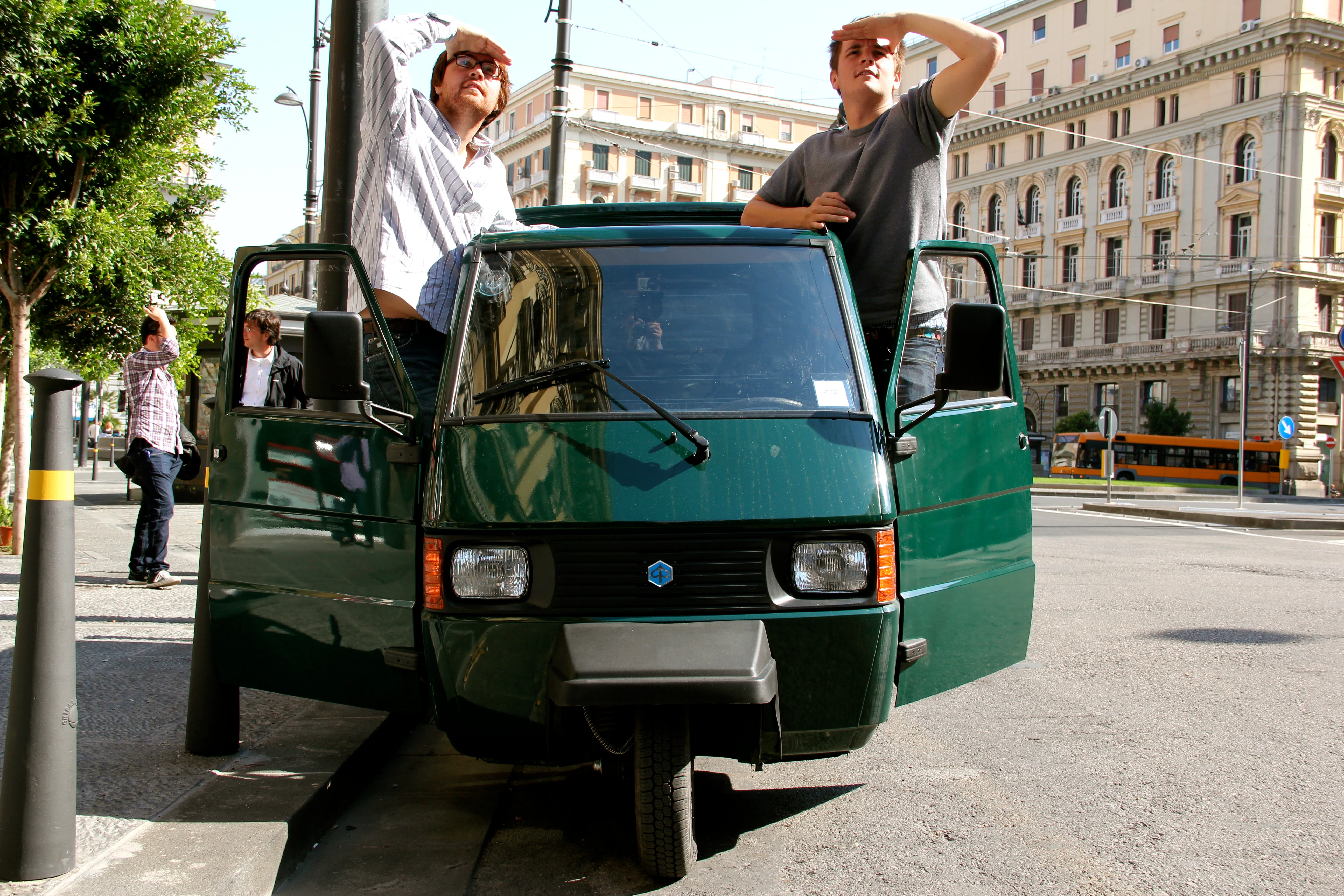 Thom e James Elliot nella loro auto Piaggo Ape a Napoli, Italia.