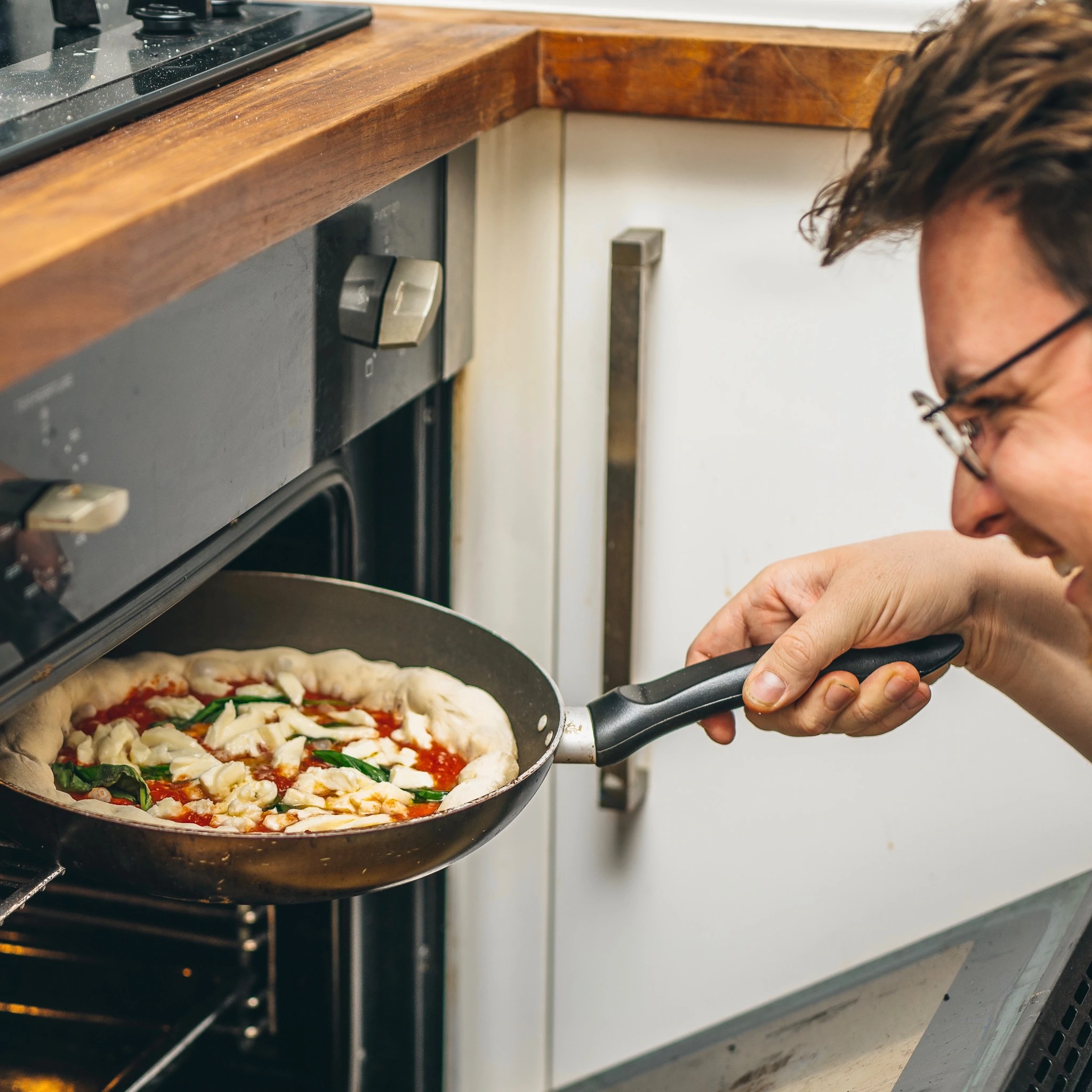 James Elliot mostra come fare una pizza con i loro kit per pizza, una padella e un forno.