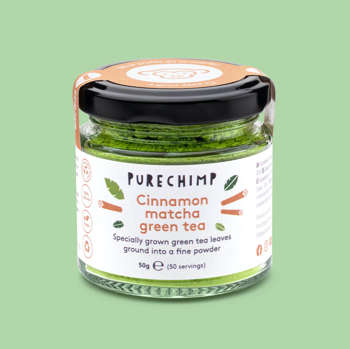 Un vasetto di matcha aromatizzato alla cannella di PureChimp su uno sfondo verde.