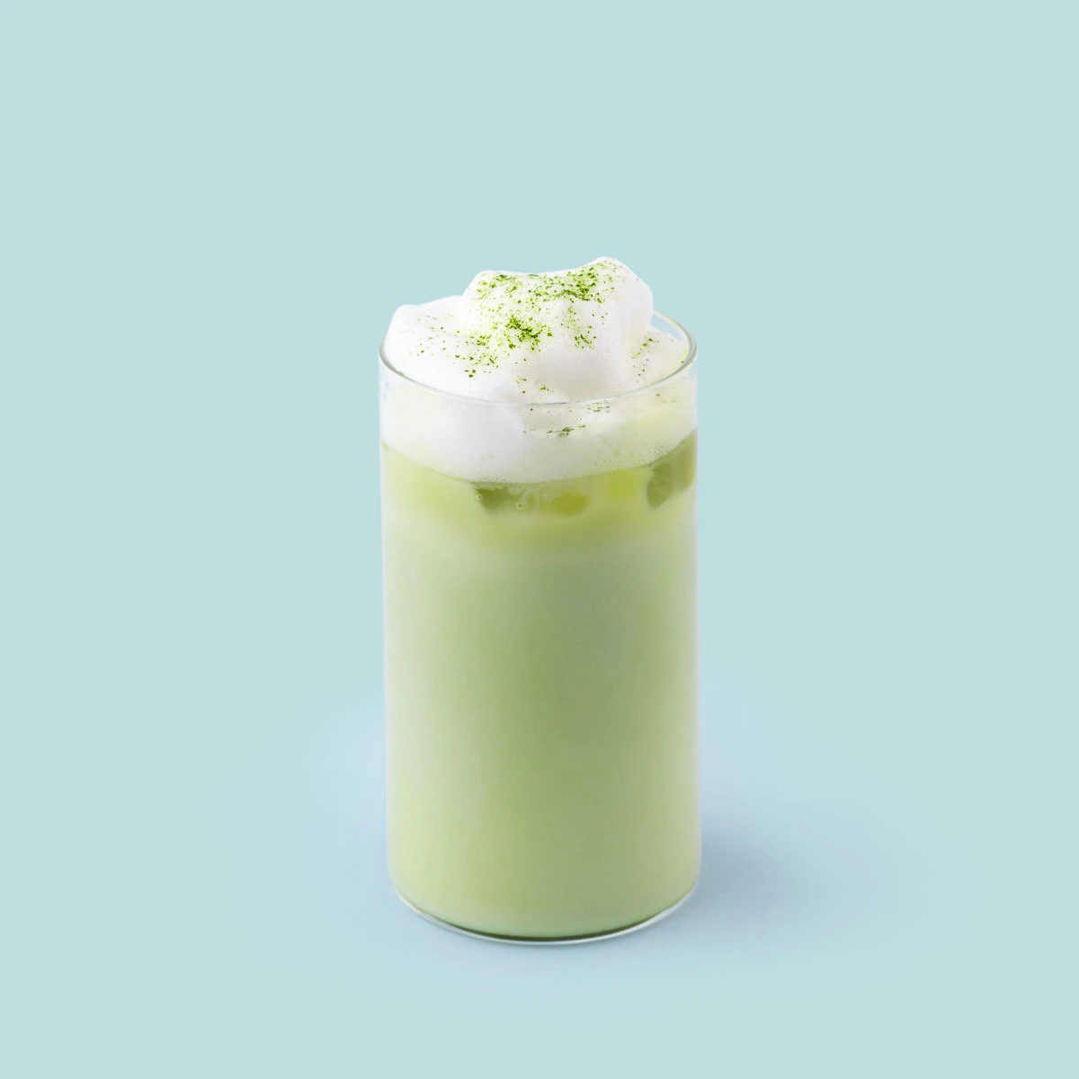 Un bicchiere di matcha latte con schiuma a base di polvere di matcha di PureChimp.