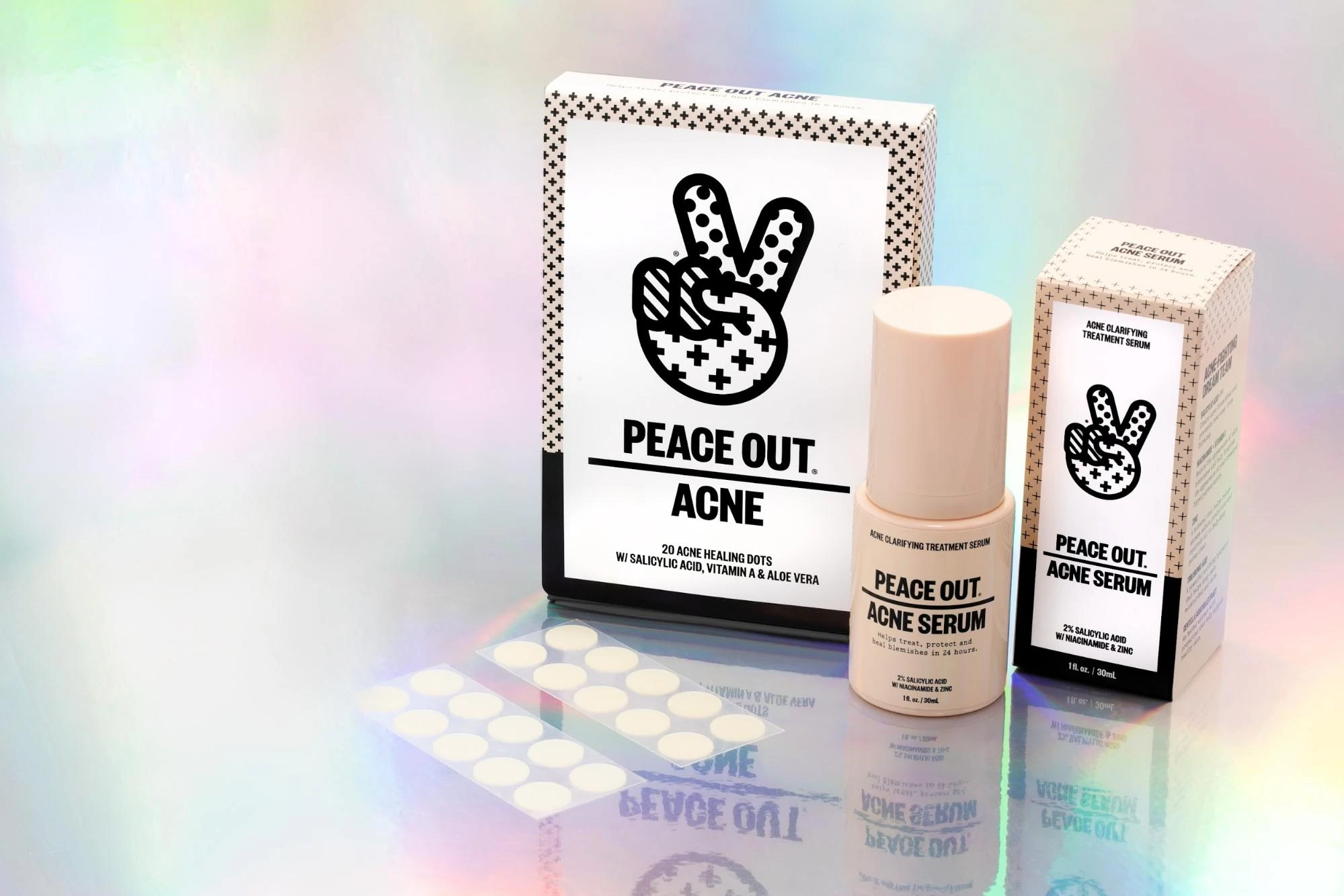 I punti curativi dell'acne e il siero per l'acne di Peace Out Skincare su uno sfondo olografico.