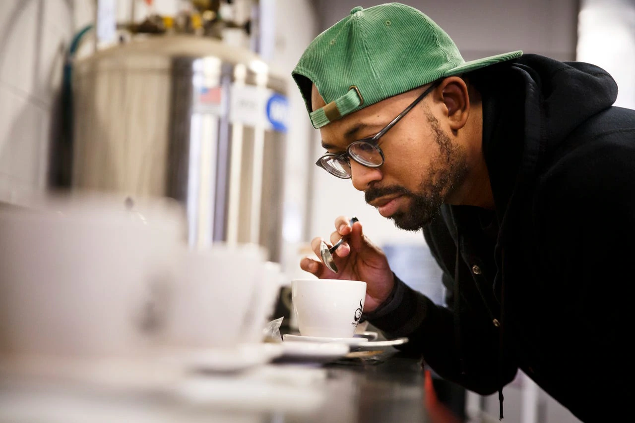 Pernell Cezar degustazione di caffè.