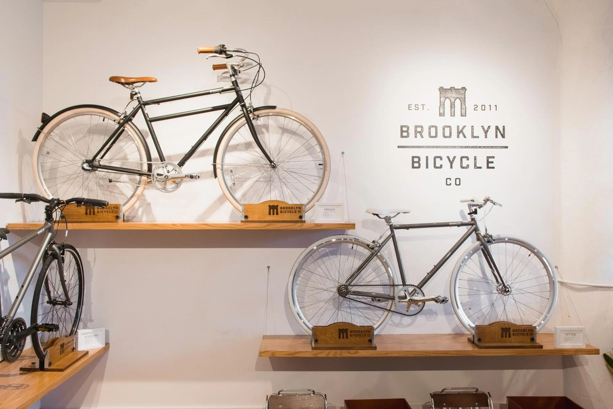 Biciclette esposte all'interno dello showroom da Brooklyn Bicycle Co.