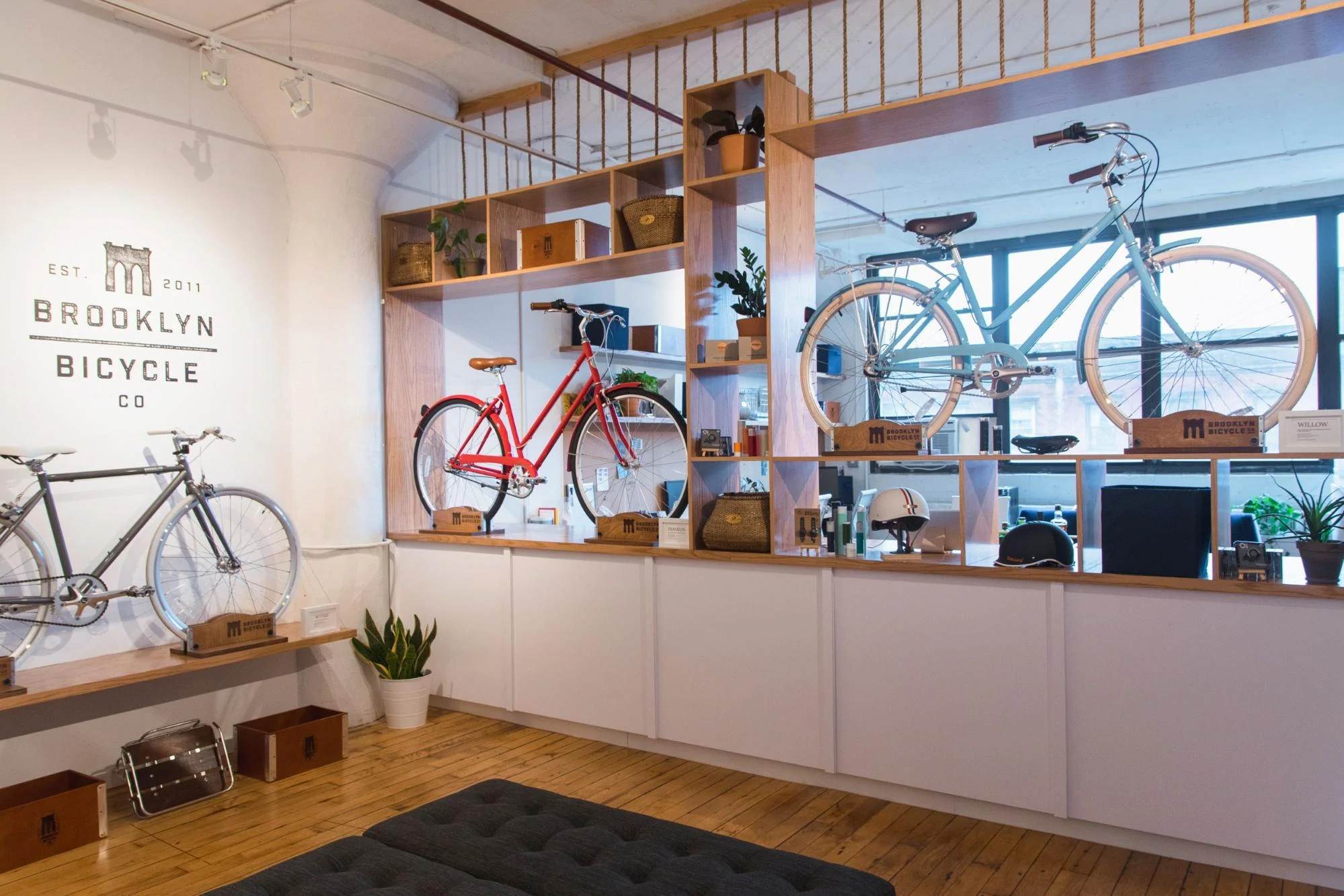 Tre biciclette esposte all'interno dello showroom di Brooklyn Bicycle Co.