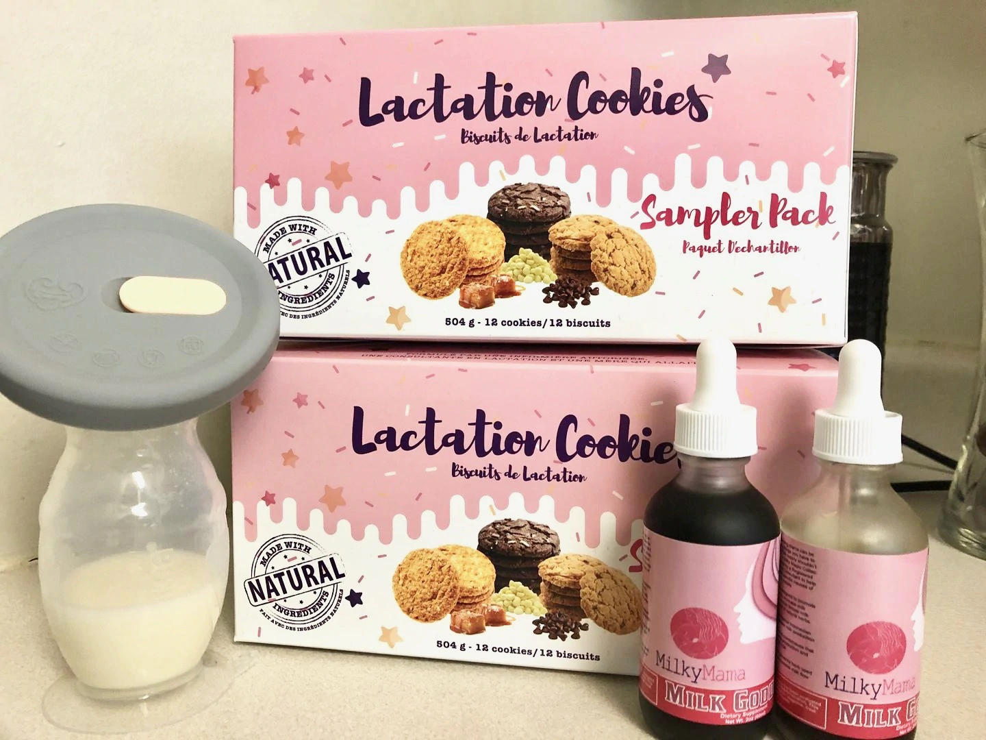 Una selezione di dolcetti e integratori di Milk Mama Canada.