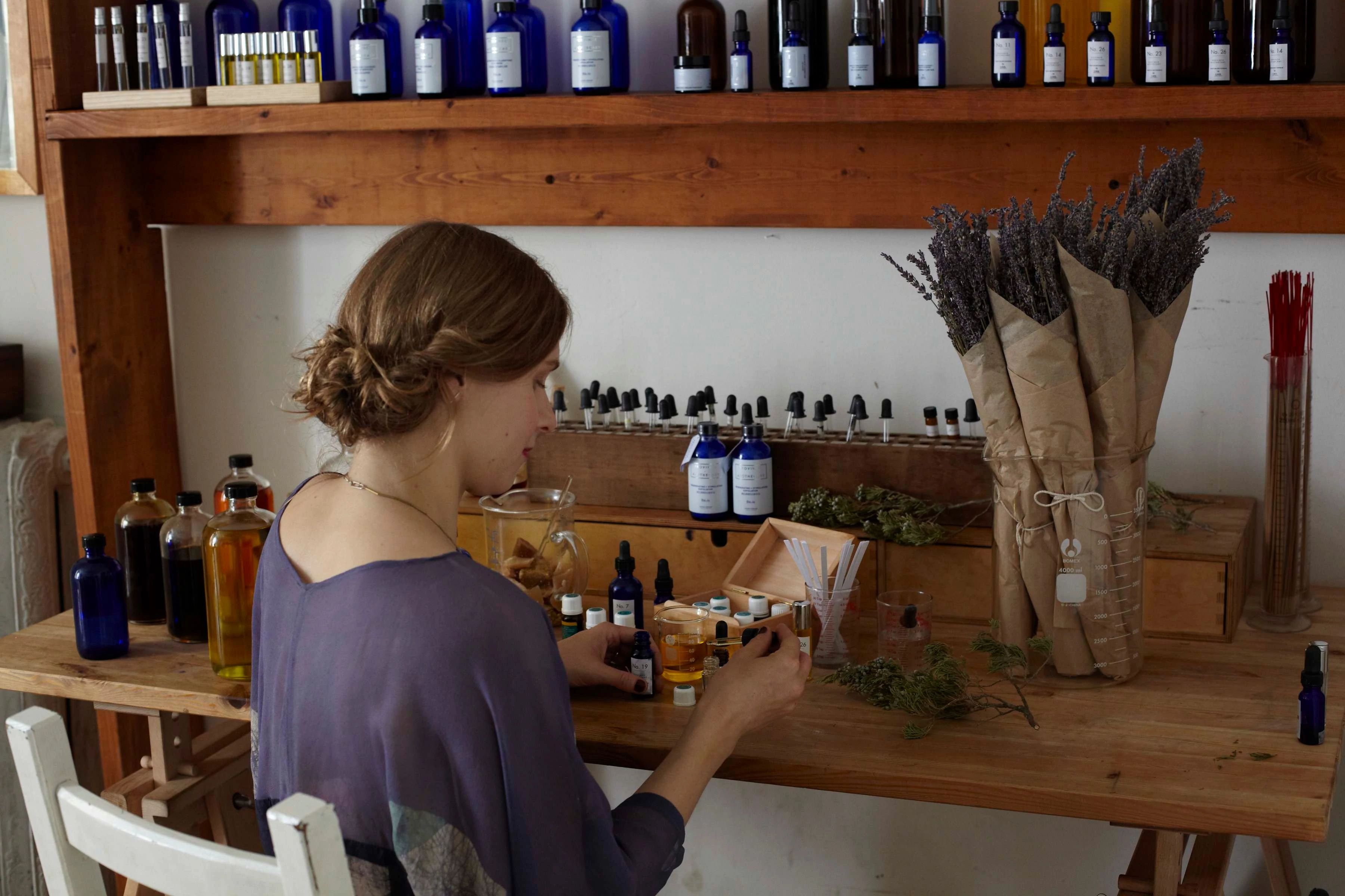 Julie Clarke alla scrivania prepara un prodotto per la sua linea di prodotti per la cura della pelle Province Apothecary.