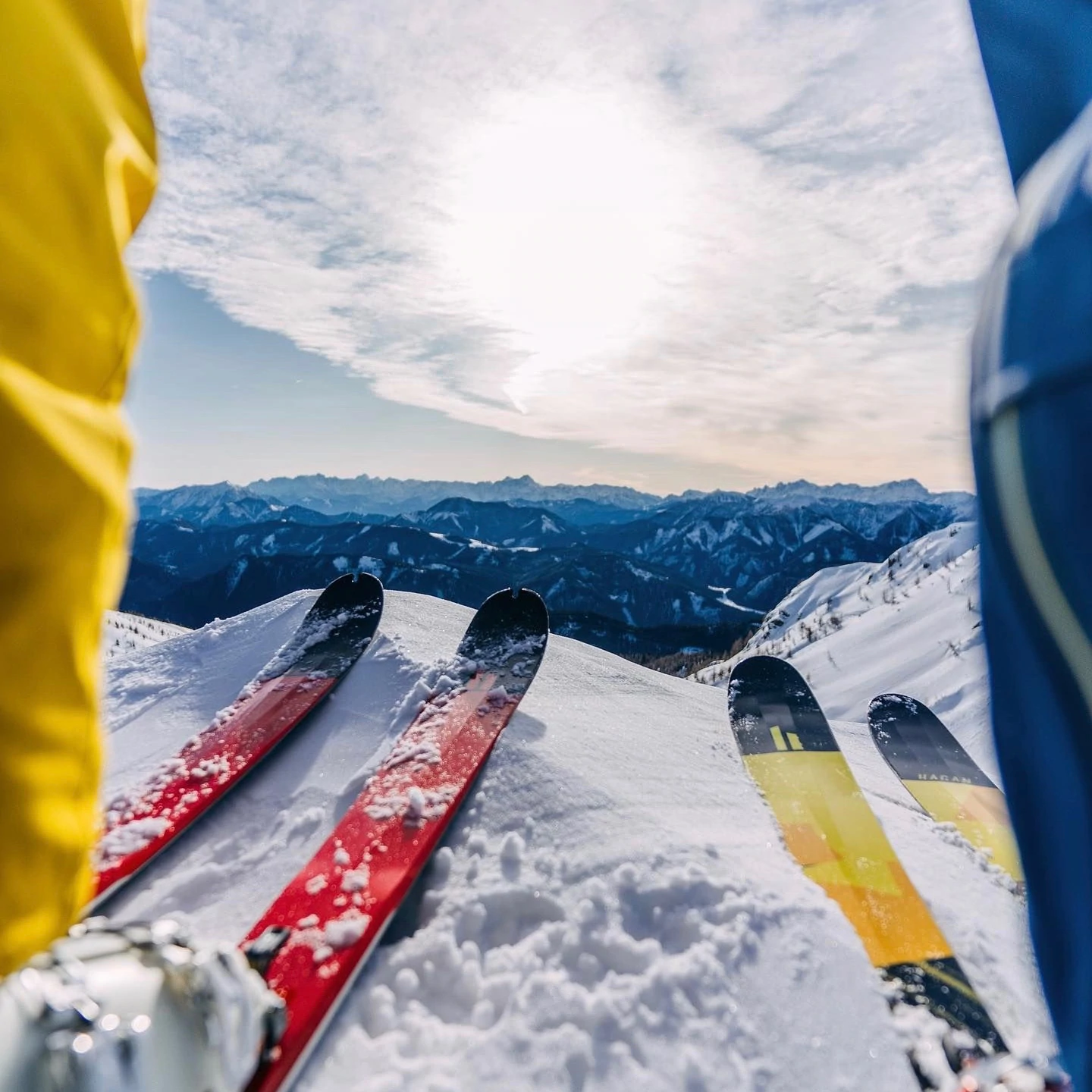 Un paio di sci sullo sfondo di cime innevate.