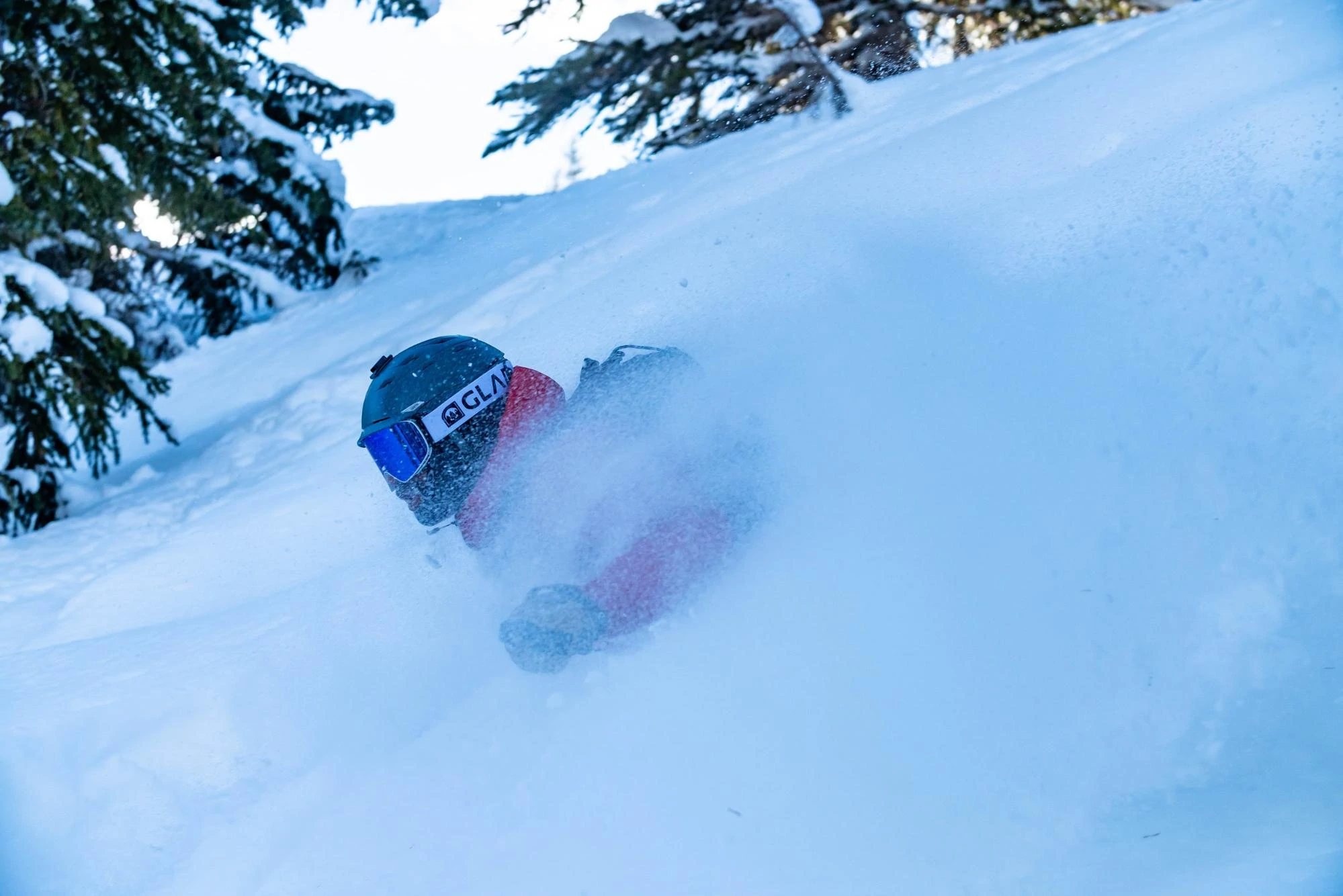 Uno sciatore nella neve che indossa Glade Optics.