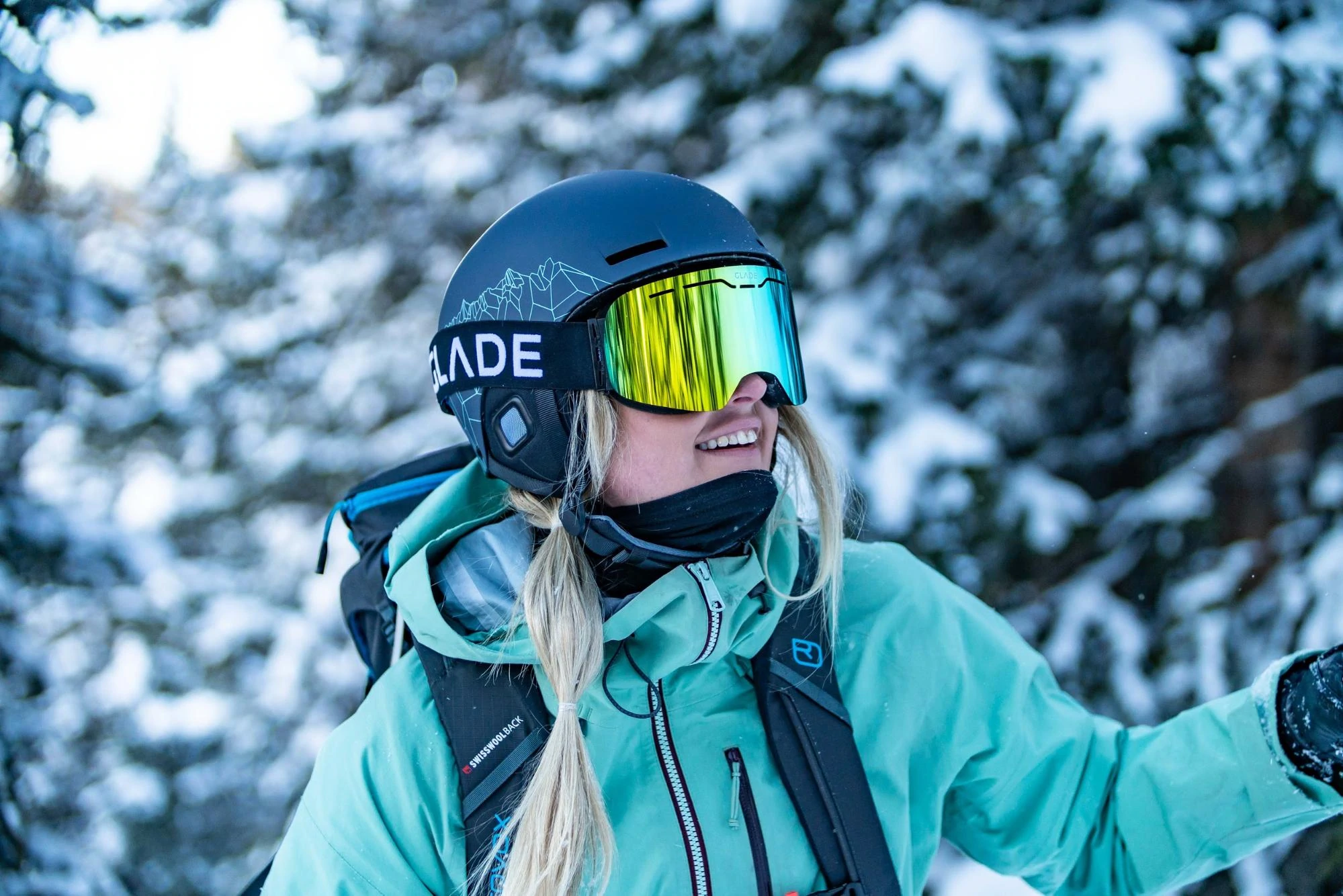 A model earring Glade Optics goggles