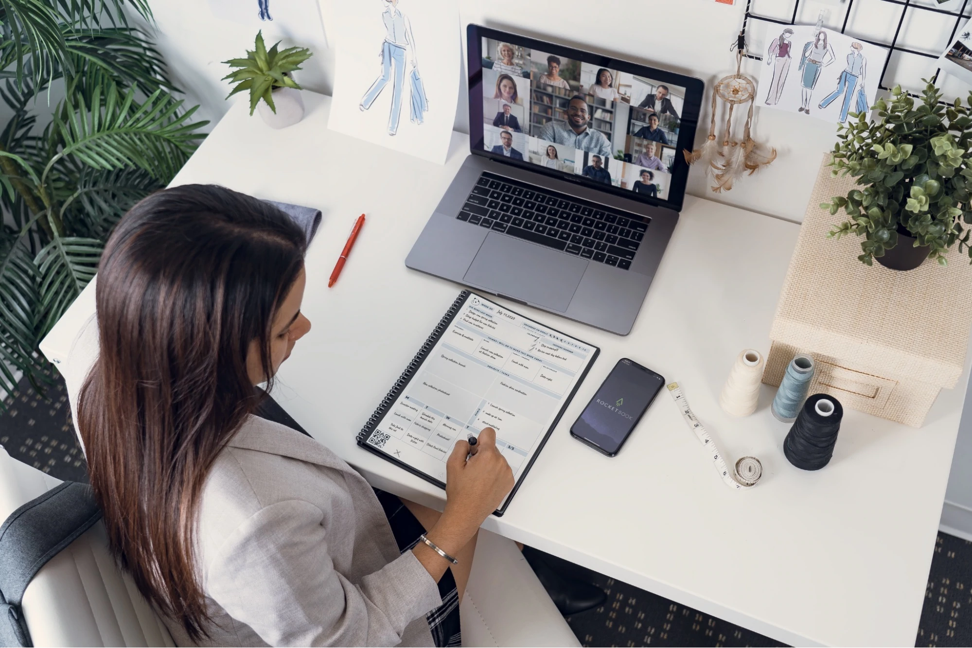 Eine Benutzerin macht sich mit ihrem Rocketbook Notizen zu einem Remote-Videoanruf.