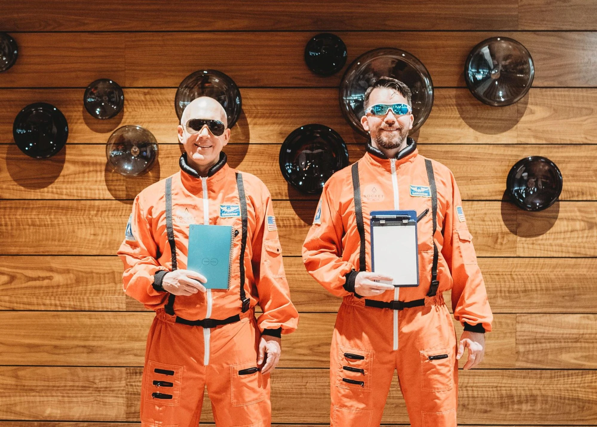 Joe Lamey und Jake Epstein in ihren Astronautenanzügen und Rockebooks.