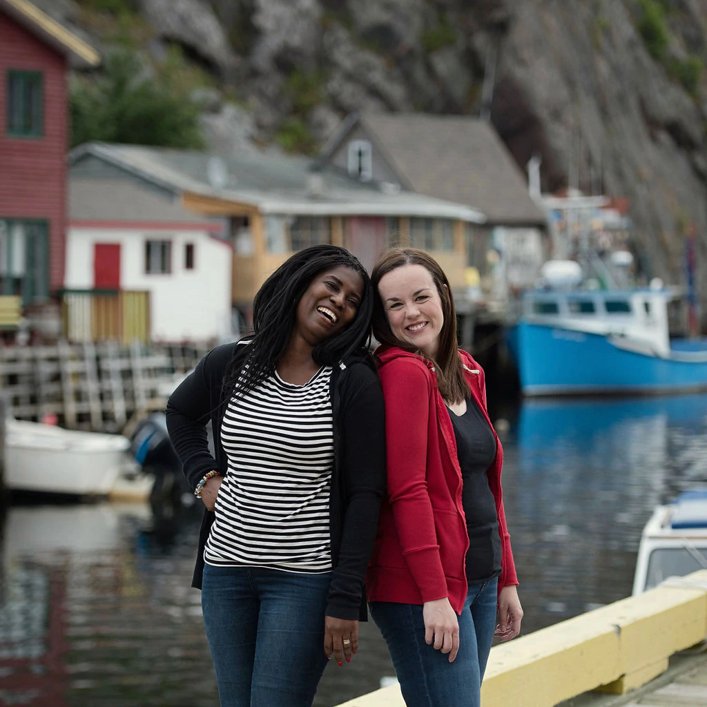 Ein Paar Models auf einem Pier in Kleidung von Buttercream Clothing.