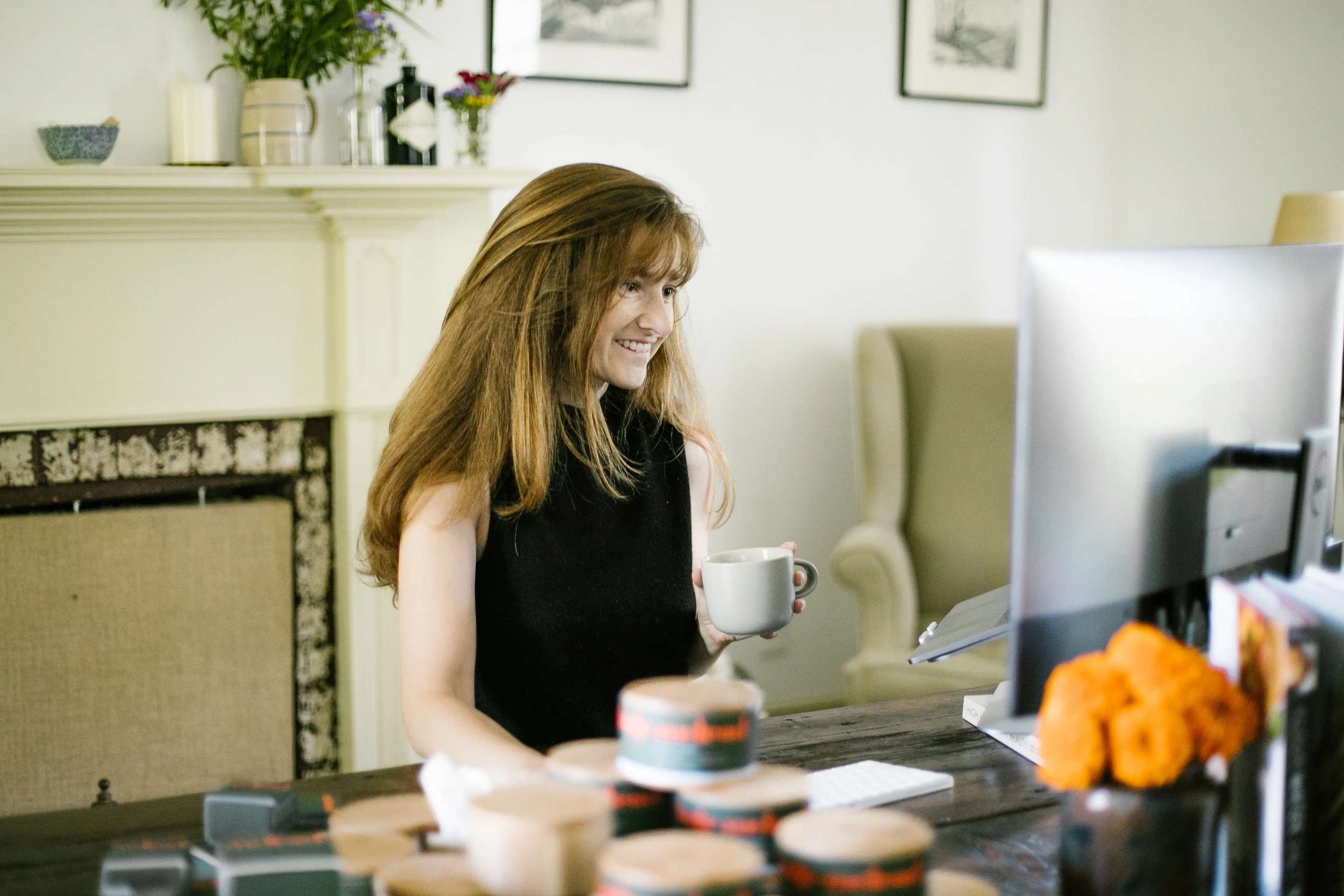 Kate McLeod arbeitet an ihrem Computer und im Vordergrund befindet sich ein Stapel verpackter Body Stones.