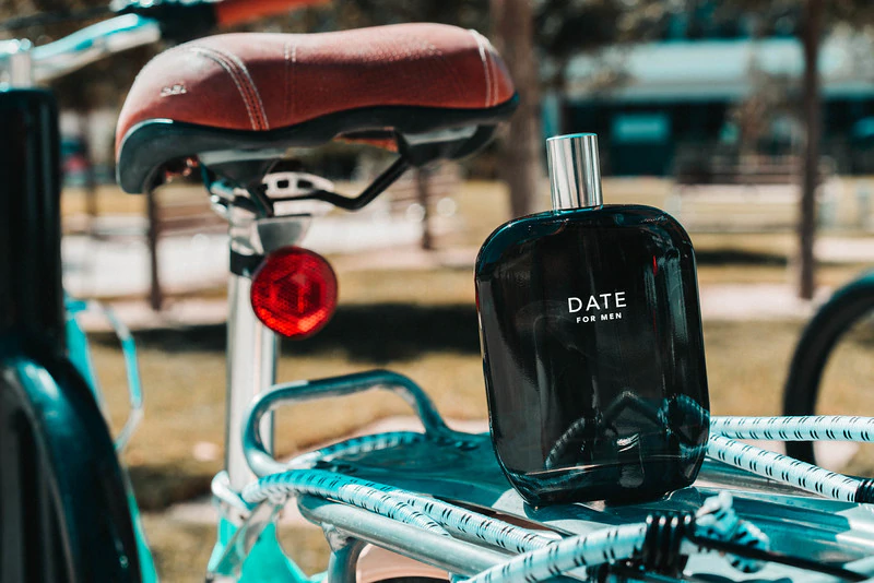 Um frasco de perfume Date for Men da Fragrance One na parte traseira de uma bicicleta.