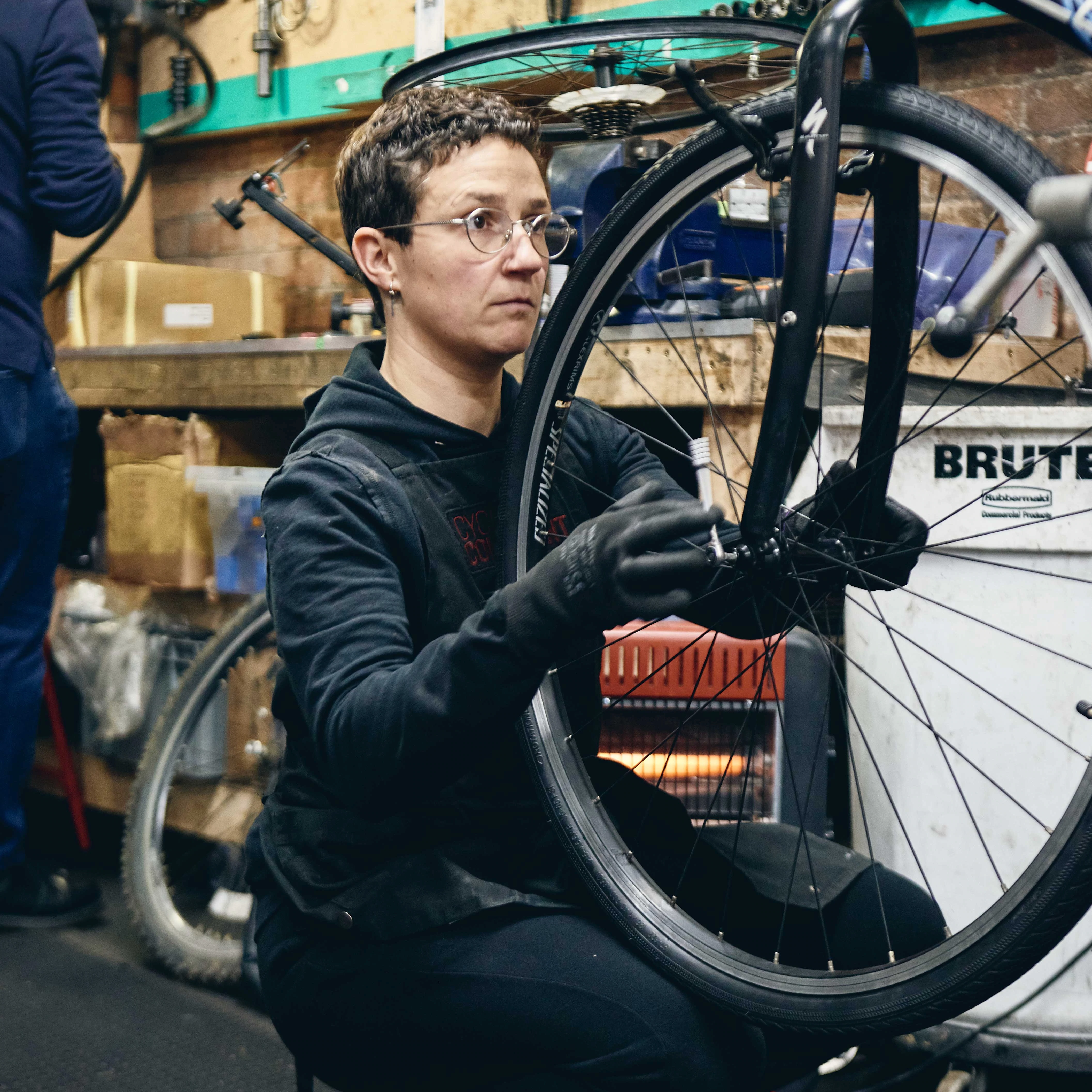 Bike Project의 작업장에서 자전거를 수리하는 정비공.