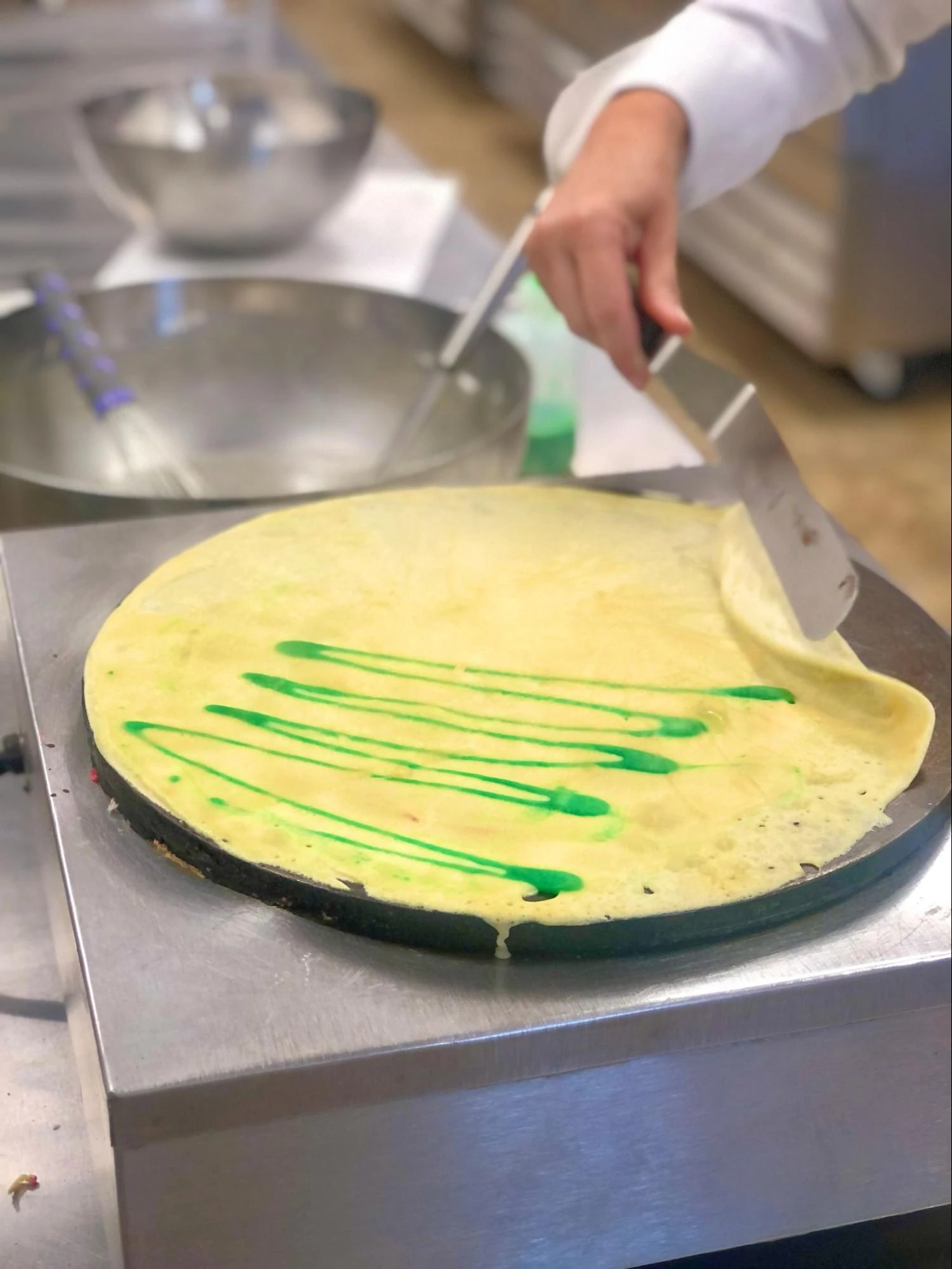 Sebuah crepe yang dibalik di atas loyang crepes.