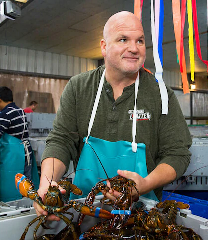 Mark Murrell dengan lobster di fasilitas Get Maine Lobster.