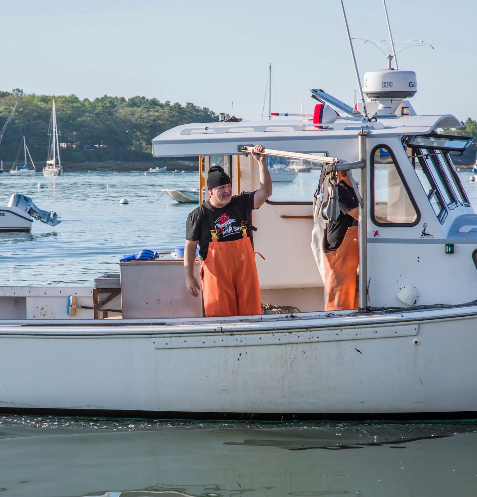 Mark Murrell dari Get Maine Lobster di atas kapal nelayan yang melihat ke arah pantai Maine.