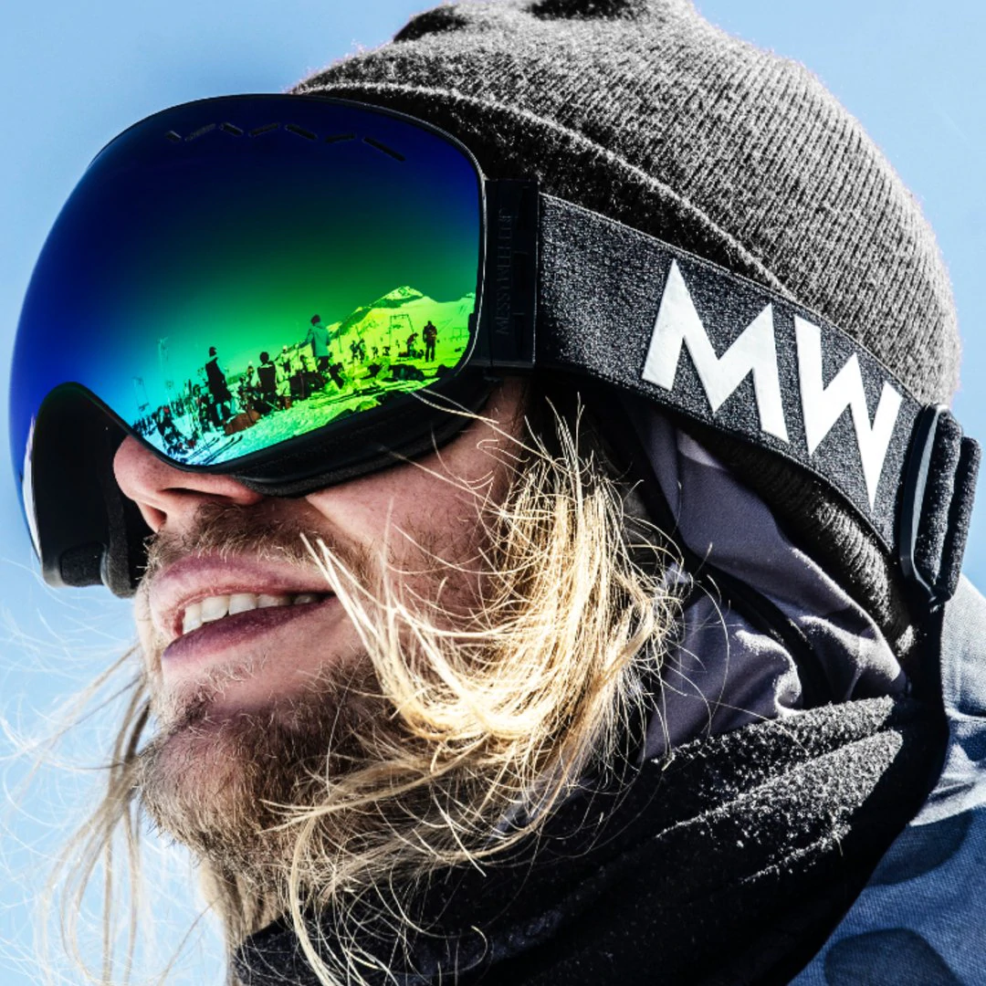 Ein Model trägt eine Skibrille von MessyWeekend.