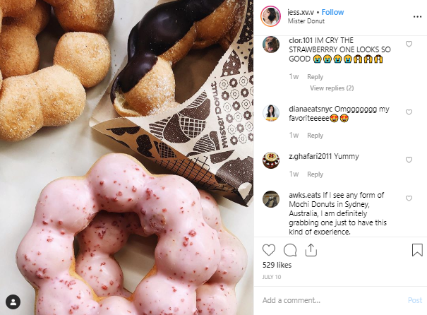 Postingan Instagram yang menampilkan donat mochi dan beberapa komentar relevan yang membicarakan tentang makanan tersebut