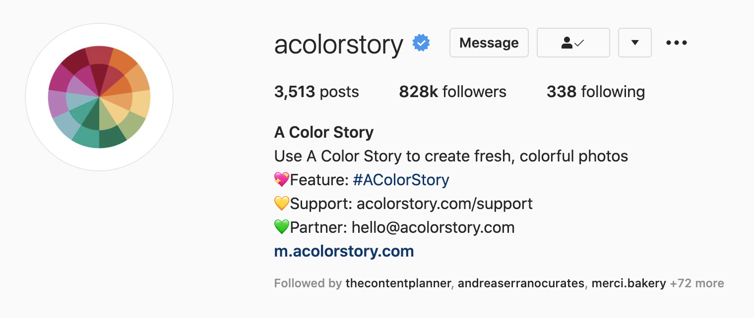 Capture d'écran de la biographie Instagram de A Color Story présentant un hashtag de marque pour l'engagement communautaire et l'UGC.