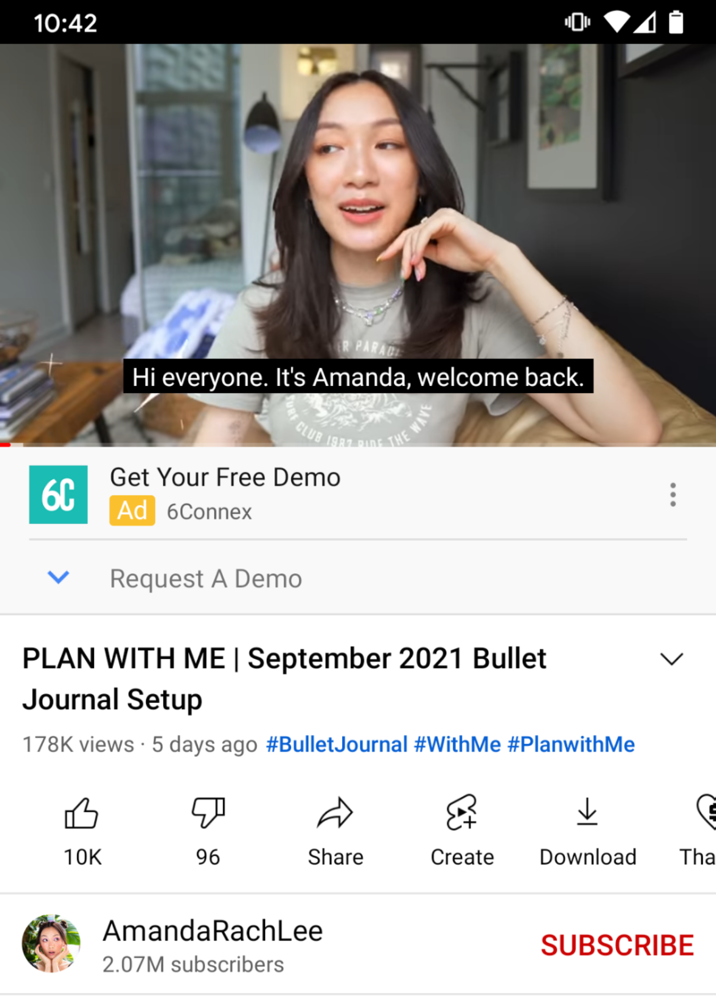 Contoh video YouTube yang ditranskripsi dengan subtitle.