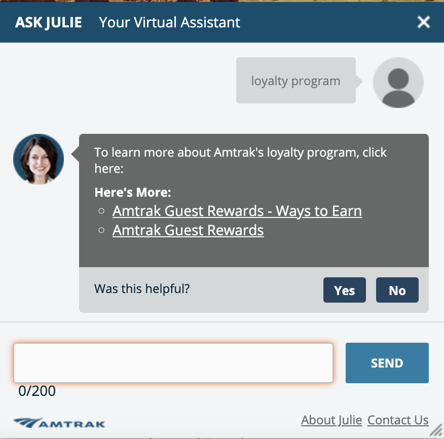 Amtrak 웹사이트 방문자가 로열티 프로그램과 Amtrak의 가상 비서 Julie에 대해 자세히 알아보기 위해 요청한 교환 화면입니다. Julie는 방문자가 자세히 알아볼 수 있는 링크를 보냅니다.