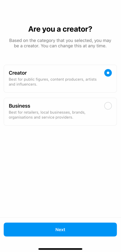 Immagine dello screenshot delle impostazioni dell'app di Instagram che chiedono "Sei un creatore?" con due opzioni di seguito: Creator o Business. C'è un pulsante blu "Avanti" nella parte inferiore dello screenshot.