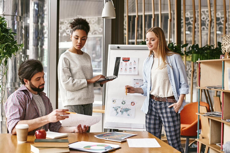 employés d'une agence de marketing examinant des rapports