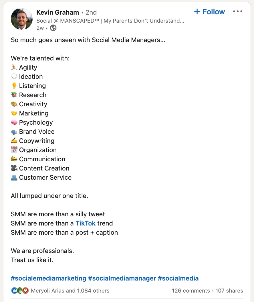 O captură de ecran a unei postări pe LinkedIn de la Kevin Graham, manager de rețele sociale la Manscaped. În postarea sa, el dezvăluie numeroasele responsabilități care intră în managementul rețelelor sociale.