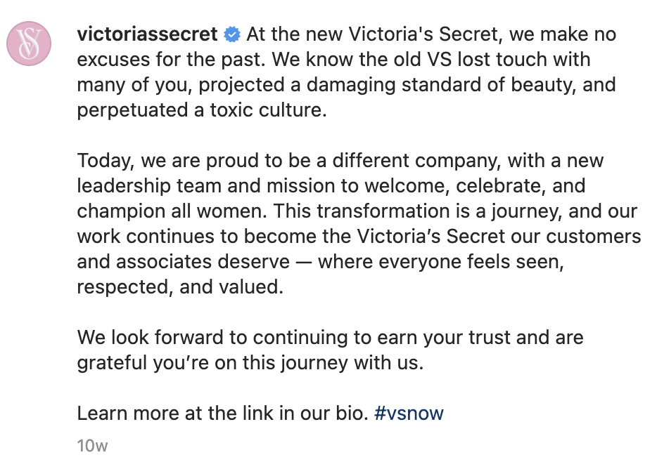 สกรีนช็อตของคำอธิบายภาพ Instagram ของ Victoria's Secret ที่เริ่มต้นด้วยการพูดว่า "ที่ Victoria's Secret ใหม่ เราไม่แก้ตัวสำหรับอดีต" คำบรรยายภาพที่เหลือจะอธิบายว่า Victoria's Secret เป็นบริษัทใหม่อย่างไร ด้วยค่านิยมใหม่ที่ทุกคนควรรู้สึกได้รับการเห็น เคารพ และให้คุณค่า