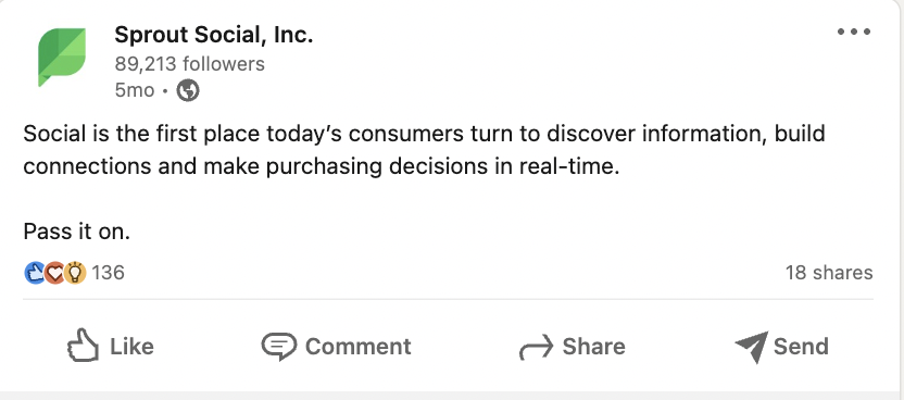 Tangkapan layar postingan Sprout Social LinkedIn yang berbunyi, "Sosial adalah tempat pertama konsumen saat ini beralih untuk menemukan informasi, membangun koneksi, dan membuat keputusan pembelian secara real-time. Sebarkan."