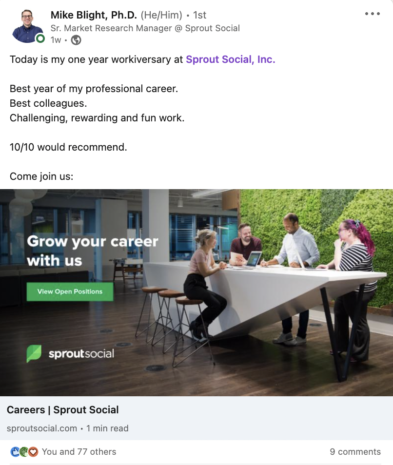 Tangkapan layar postingan LinkedIn oleh karyawan Sprout yang merayakan hari jadinya yang ke satu tahun di Sprout. Karyawan tersebut merekomendasikan Sprout kepada kandidat potensial dan membagikan tautan untuk melamar peran terbuka.