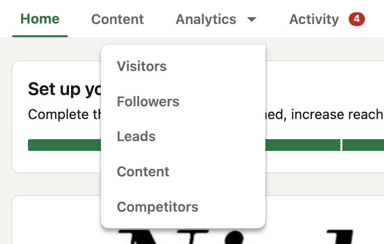 Screenshot di un menu di navigazione di una pagina aziendale di LinkedIn con il menu a discesa Analytics selezionato e che mostra le opzioni Visitatori, Follower, Lead, Contenuti, Concorrenti.