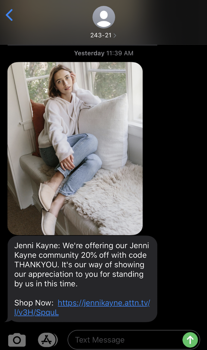 Uno screenshot di un messaggio di marketing via SMS che promuove un'offerta di fidelizzazione dei clienti di Jenni Kayne.