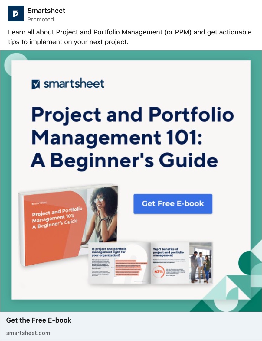 Smartsheet 的讚助 LinkedIn 廣告宣傳名為“項目和投資組合管理 101：初學者指南”的門控資產。廣告文案說“了解所有關於項目和項目組合管理（或 PPM）的知識，並獲得可操作的提示以在您的下一個項目中實施。”