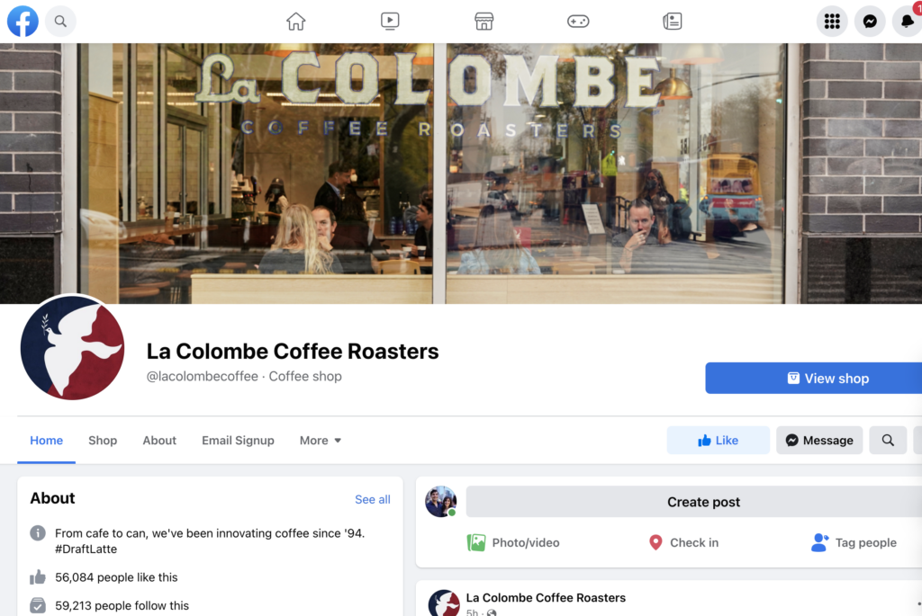 Strona palarni kawy La Colombe na Facebooku i duże zdjęcie przedstawiające witrynę jednej z ich kawiarni.