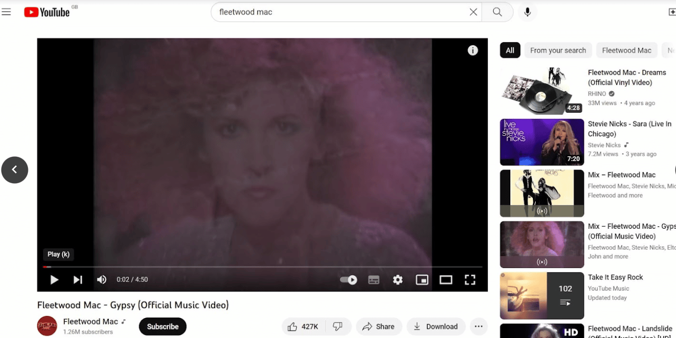 La capture d'écran montre les vidéos recommandées sur YouTube. Le terme de recherche est "fleetwood mac" et YouTube partage des vidéos musicales et des chansons du groupe et de ses membres.