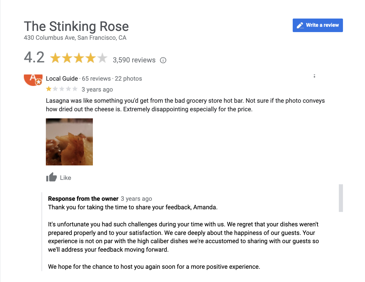 O recenzie negativă despre Stinking Rose pe Google. Restaurantele răspund la recenzie mulțumind clientului pentru feedback, cerându-și scuze pentru experiența proastă și menționând că își vor aborda feedbackul în viitor.