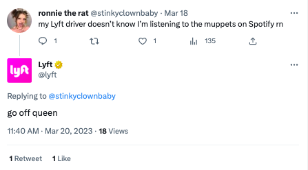 Tangkapan layar Tweet dari @stinkyclownbaby yang mengatakan "pengemudi Lyft saya tidak tahu saya sedang mendengarkan muppets di Spotify rn". Akun Twitter @Lyft merespons dengan hanya mengatakan "pergilah ratu".