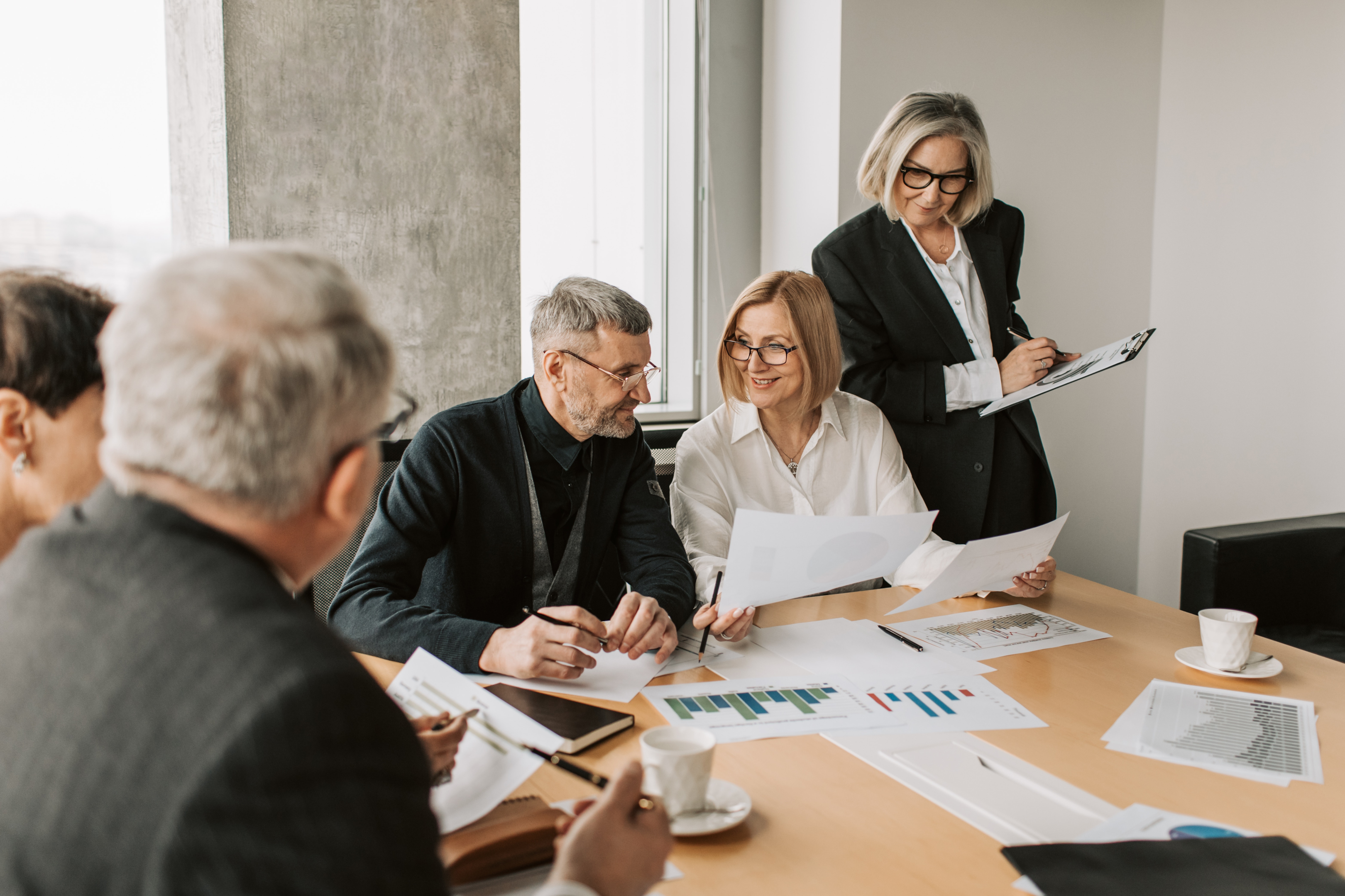 Une équipe de marketing produit travaillant ensemble sur une stratégie de marketing produit