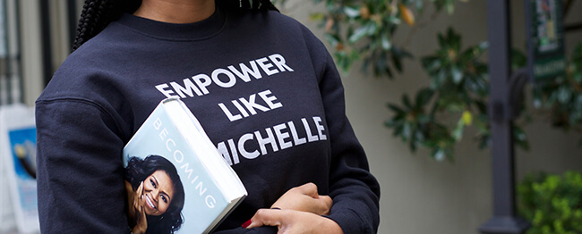 13 reader holding becoming de michelle obama