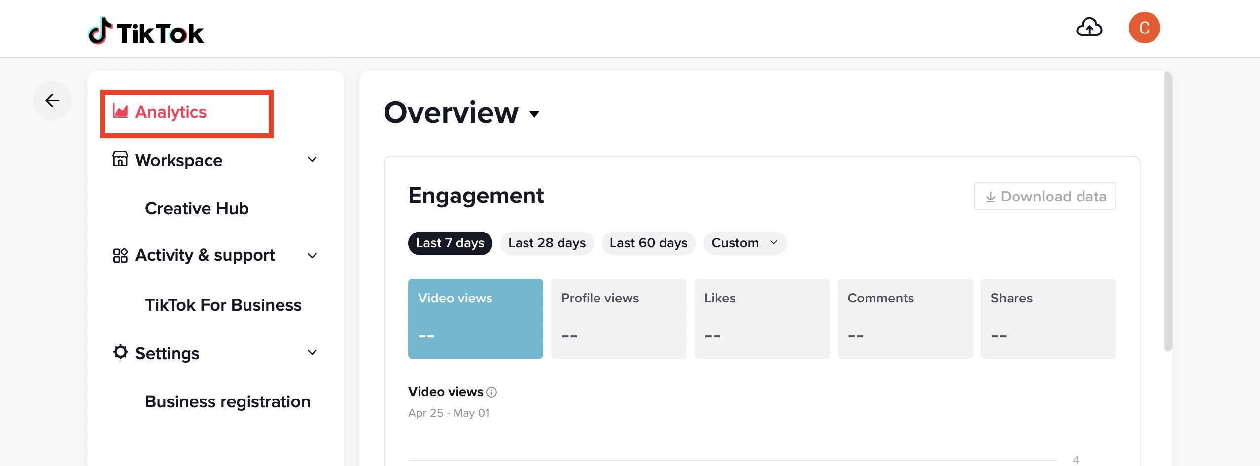 ภาพหน้าจอของแท็บ Analytics ใน TikTok ในภาพ คุณจะเห็นภาพรวมซึ่งให้ข้อมูลการมีส่วนร่วม รวมถึงวิดีโอและการดูโปรไฟล์ การชอบ ความคิดเห็น และการแชร์