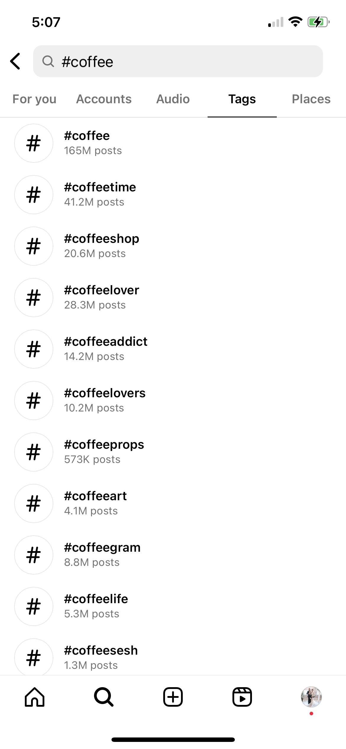 顯示如何在 Instagram 上查找主題標籤的屏幕截圖。在此示例中，它是#coffee 及其後續結果和帖子量。