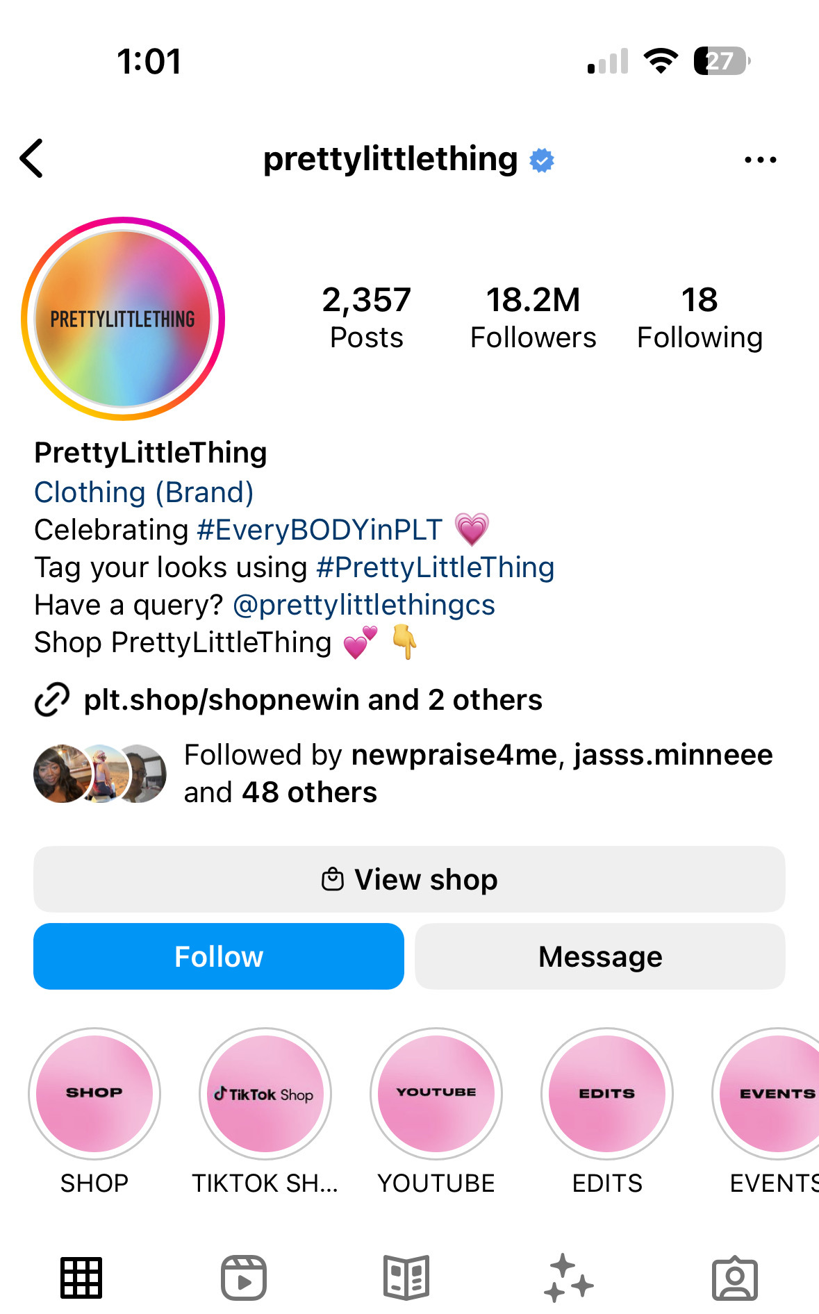 Pretty Little Thing Instagram 頁面。該服裝品牌在簡介中包含兩個品牌主題標籤：#EveryBODYinPLT 和#PrettyLittleThing。