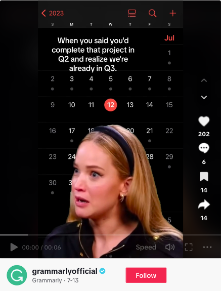 Screenshot eines TikTok-Videos von Grammarly, in dem ein Bild der Schauspielerin Jennifer Lawrence über einen Kalender gelegt wurde und über ihr die Worte „Als Sie sagten, dass Sie das Projekt im zweiten Quartal abschließen würden und feststellten, dass wir bereits im dritten Quartal sind“ standen. Im Ton des Videos fragt Jennifer Lawrence: „Was meinst du?“